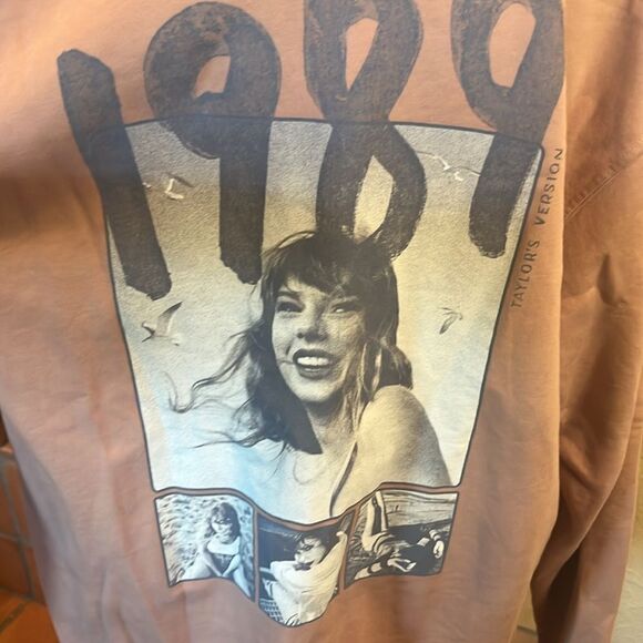 Taylor Swift Blush pink 1989 “Taylor’s Version” Sweatshirt, size L - Picture 6 of 7
